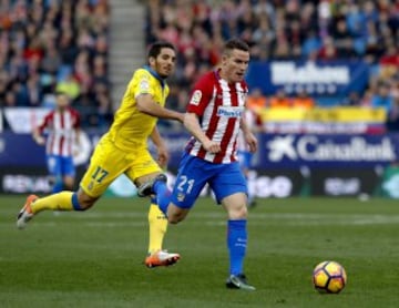 Kevin Gameiro disputa un balón con el defensa de Las Palmas Pedro Bigas 