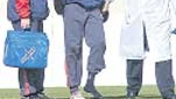 Valdo con los doctores de Osasuna.