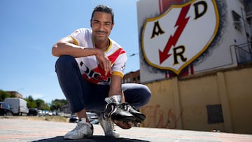 Sergio Cunningham posa para AS junto a las botas de su padre, que se encuentran en el bar ‘Puerto de Mar’, y al mural de la ADRV.