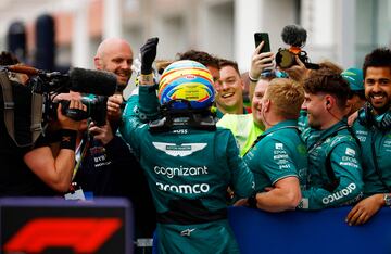 Fernando Alonso celebró su segunda plaza en el podio del Gran Premio de Canadá con todo el equipo de Aston Martin, después de una dura batalla con Lewis Hamilton en la que salió ganador.