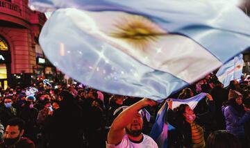 Numerosos aficionados de La Albiceleste salieron por las calles de Buenos Aires para celebrar el título de la Copa América conseguido ante el eterno rival, la selección brasileña. 
