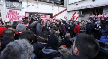 Las protestas de la afición de Rayo contra el fichaje de Zozulya y Martín Presa