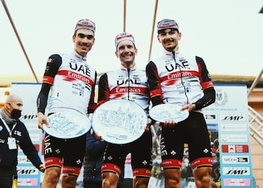 El Trofeo Laigueglia en 2022, clásica italiana de histórica tradición, fue el escenario donde el UAE quiso dejar su sello, sobre todo, al exhibir el poderío de sus jóvenes corredores. El incombustible Jan Polanc se llevó la victoria, pero el español Juan Ayuso (que rozó su primer triunfo profesional) y Alessandro Covi hicieron buena su punta de velocidad en el esprint para acompañar en el podio al esloveno. Una actuación coral. 