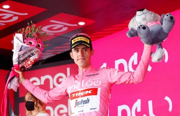 El ciclista español del equipo Trek, Juan Pedro López, celebra en el podio después de la 12ª etapa de la carrera ciclista Giro d'Italia 2022.