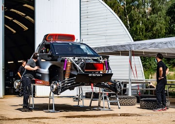 El coche durante su puesta a punto. Han tardado en construirlo 12 meses, tiempo récord.