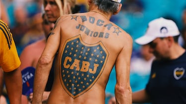 El tatuaje en la espalda de un hincha de Boca Juniors.