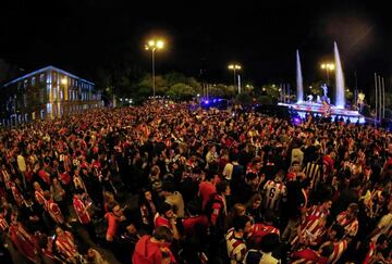 Los aficionados atléticos celebraron el título en la madrileña plaza de Neptuno.