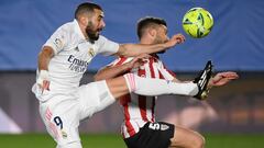 Karim Benzema intenta llegar a un bal&oacute;n antes que Yeray &Aacute;lvarez en el Real Madrid-Athletic de LaLiga Santander 2020-2021, disputado en el Estadio Alfredo Di St&eacute;fano.