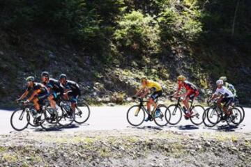 Alejandro Valverde intentó despegarse del grupo.