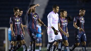 Jugadores del Atlante después del primer tiempo.