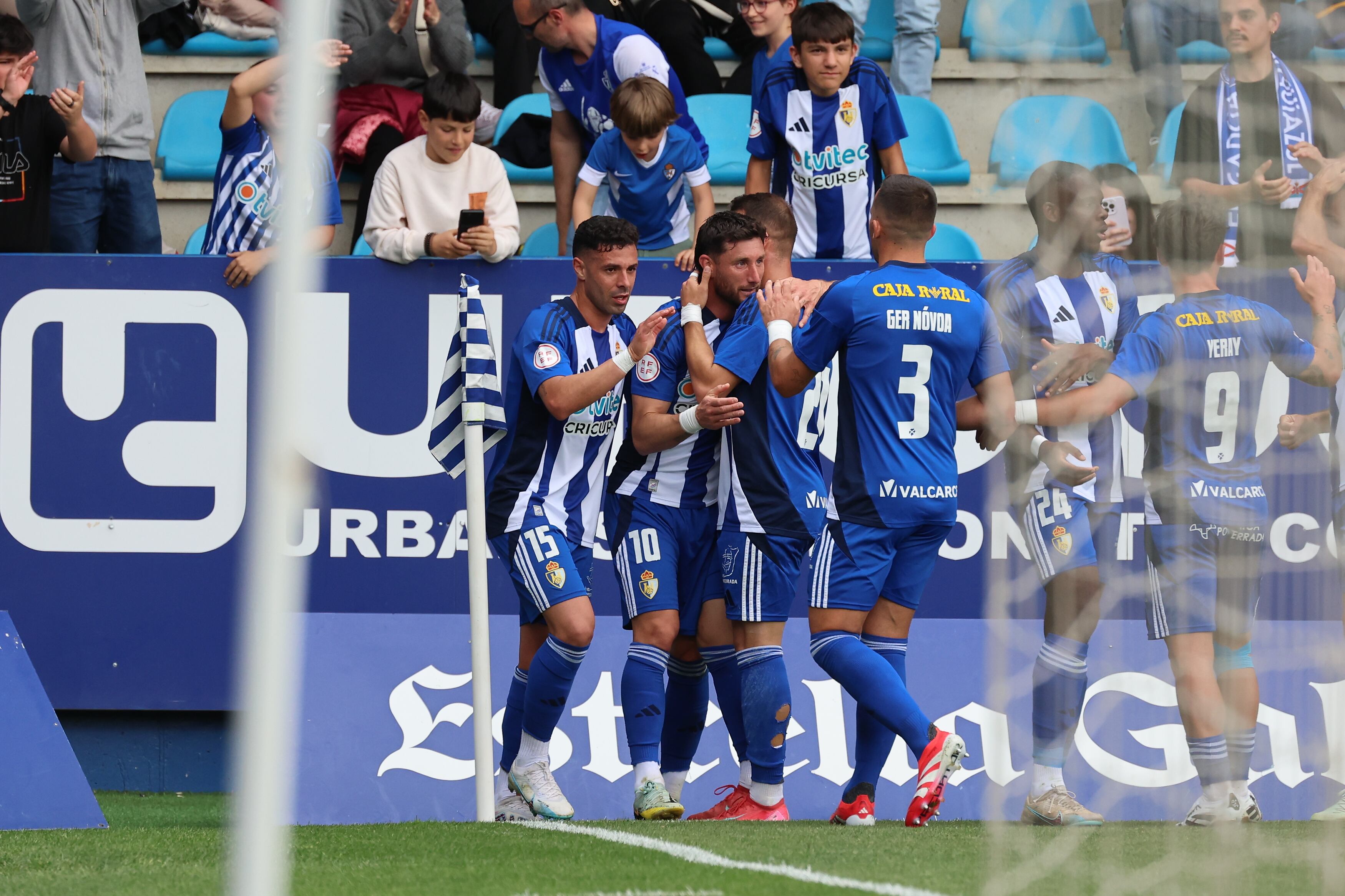 Bonradina celebra un gol durante el juego de la temporada 2024/25.