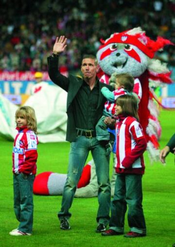 En diciembre de 2004 Simeone hizo frente a uno de los momentos más duros en su carrera futbolística. Abandonaba el Atlético y toda la afición se volcó en una despedida que emocionó a todos los atléticos. Su adiós en la rueda de prensa pasó al campo de fútbol. Allí con sus hijosse despidió de toda la familia rojiblanca.