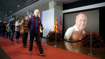 Miles de aficionados del Barcelona se despidieron de Johan Cruyff hace un año.