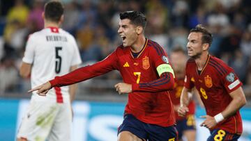 Morata y Fabián celebran uno de los goles de España en Tiflis.