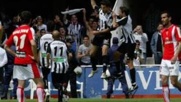 <b>EL PICHICHI DESEQUILIBRÓ. </b>Toché celebra el primer gol de un partido que tuvo en el acierto albinegro la clave de un triunfo que les coloca segundos y deja al Murcia.