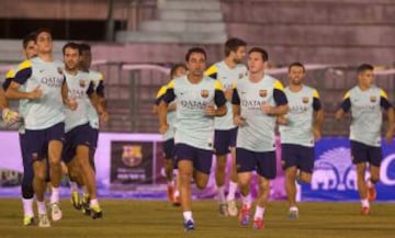 Xavi Hernández y Messi en la primera sesión de entrenamiento del Barcelona en Tailandia.