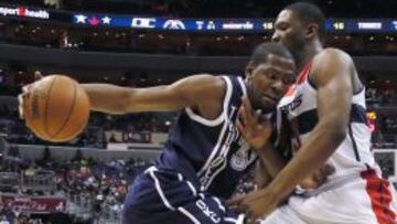 Durant, defendido por Seraphin, durante un partido ante los Wizards.