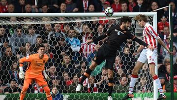 Con 2,01 metros debe ser fácil marcar de cabeza. El delantero inglés además es ágil con ambos pies. Junto a Alan Shearer es uno de los grandes cabeceadores de la historia de la Premier League.