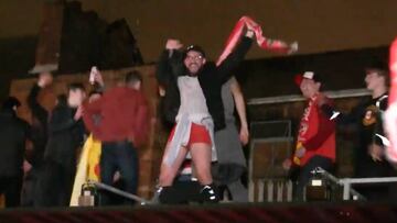 Delirio en Anfield: Un hincha celebra bajandose el pantalon