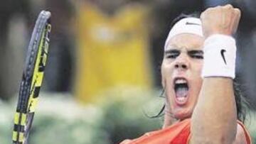 <b>¡VAMOS! </b>Rafa Nadal levantó al público de sus asientos con sus gestos de rabia tras rematar los puntos.