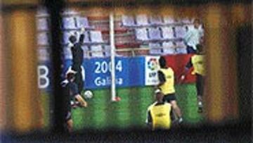 <B>¿QUÉ PREPARA?</B> Fernando Vázquez sorprendió ayer con un entrenamiento a puerta cerrada. La Prensa no pudo comprobar el trabajo estratégico dispuesto por el técnico.