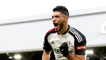 Soccer Football - Premier League - Fulham v Arsenal - Craven Cottage, London, Britain - December 31, 2023 Fulham's Raul Jimenez celebrates scoring their first goal Action Images via Reuters/Peter Cziborra NO USE WITH UNAUTHORIZED AUDIO, VIDEO, DATA, FIXTURE LISTS, CLUB/LEAGUE LOGOS OR 'LIVE' SERVICES. ONLINE IN-MATCH USE LIMITED TO 45 IMAGES, NO VIDEO EMULATION. NO USE IN BETTING, GAMES OR SINGLE CLUB/LEAGUE/PLAYER PUBLICATIONS.