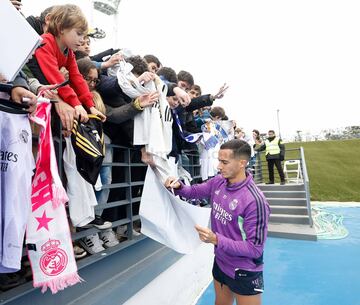 Lucas Vázquez firmando autógrafos a los aficionados del Real Madrid.