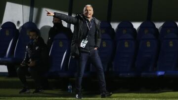 Pellicer, dando instrucciones durante el Fuenlabrada - Málaga.