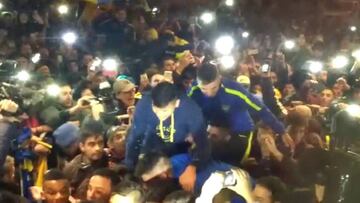 La plantilla de Boca Juniors celebra el título de liga con sus aficionados.