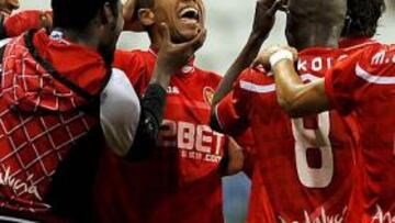 <b>TRADICIÓN. </b>Achille Emaná pide el habitual sombrero con el que celebra sus goles con el Betis.