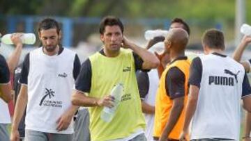 <b>CON EL GRUPO. </b>Capdevila, Marchena, Nilmar y Altidore se pusieron ayer a las órdenes de Juan Carlos Garrido.