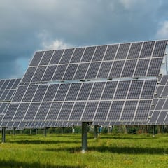 ¿Se puede acumular la energía solar y qué ocurre cuando no hay sol?