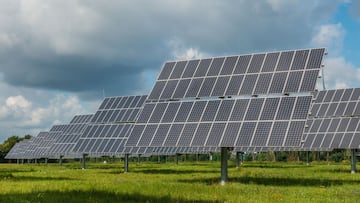 ¿Se puede acumular la energía solar y qué ocurre cuando no hay sol?