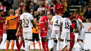Omar Govea es expulsado en su presentación con el Antwerp