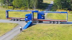 Salta por un agujero de un segundo entre dos camiones sin conductor