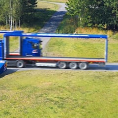 Salta por un agujero de un segundo entre dos camiones sin conductor