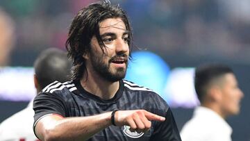 Rodolfo Pizarro celebrando un gol con Selección Mexicana.