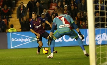 0-1. Luis Suárez marcó el primer gol tras un pase de Jordi Alba.