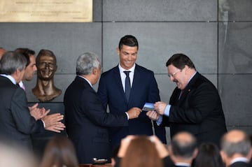 Cristiano, muy feliz en el aeropuerto de Madeira