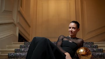 02/11/23 AITANA BONMATI JUGADORA DEL BARCELONA POSANDO CON EL BALON DE ORO 2023
ENTREVISTA
