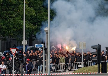 Aficionados del Anderlecht llegan al estadio Reale Arena de San Sebastián, horas antes del partido de la Liga Europa de fútbol entre la Real Sociedad y el equipo belga.