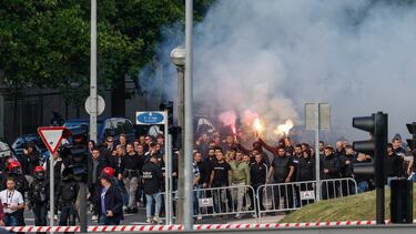 Aficionados del Anderlecht llegan al estadio Reale Arena de San Sebastián, horas antes del partido de la Liga Europa de fútbol entre la Real Sociedad y el equipo belga.