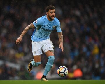 El City se ha gastado una gran cantidad de dinero en apuntalar su defensa y uno de los mayores gastos fue el fichaje del lateral derecho inglés Kyle Walker. El City tuvo que desembolsar 56 millones de euros al Tottenham.