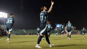 Con goles de Paul Arriola y Pedro de la Vega, Seattle Sounders se impuso 2-1 al Antigua en un encuentro que fue una auténtica batalla en el campo.