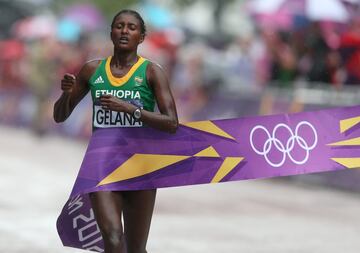En Londres 2012 la atleta etíope superaba el récord en Maratón. Lograba un tiempo de 2:23:07 y sumaba un oro histórico.