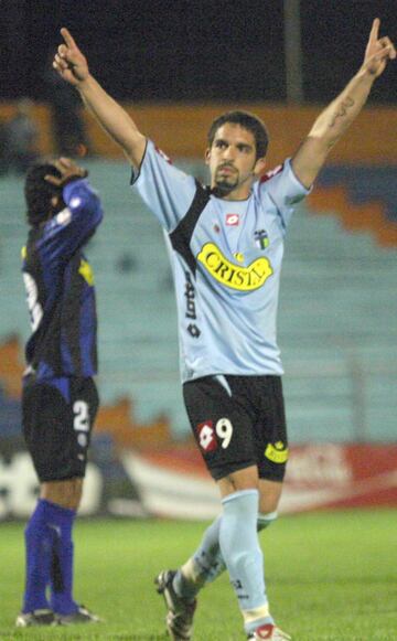 El delantero jugó en O'Higgins en 2006-2007, donde convirtió 21 goles. Luego se fue al Atlante de México. 