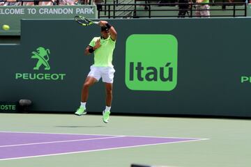 Una nueva final entre dos de las raquetas más fascinantes de todos los tiempos. Hoy ganó Federer bajo un sol de justicia en Miami. Nadal tuvo sus oportunidades de romper el servicio del suizo pero no lo consiguió. A pesar de eso, dejó una muy buena impresión. Veremos lo que pasa cuando llegue el momento de jugar en tierra batida. Aquí el resumen del partido en fotos.