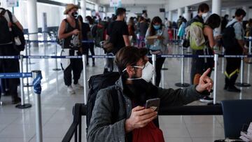 AME8637. SANTIAGO (CHILE), 08/05/2020.- Ciudadanos chilenos repatriados desde Asia son vistos a su llegada este viernes al aeropuerto Arturo Merino Ben&iacute;tez en Santiago (Chile), donde un vuelo con cerca de 260 chilenos repatriados lleg&oacute; desde Asia. EFE/Alberto Vald&eacute;s