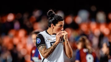 Marta Carro se besa el escudo del Valencia en el gol del empate ante el Levante en Mestalla.