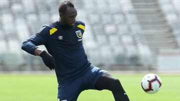 Usain Bolt controla un balón durante un entrenamiento con los Central Coast Mariners.